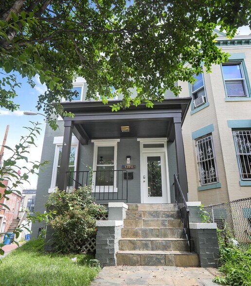 Building Photo - Charming & Spacious Row Home for Rent in V...