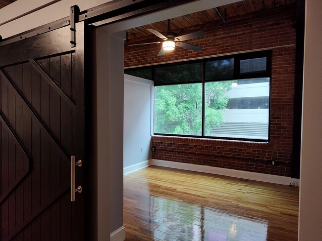 Building Photo - Luxury studio located in Factory South!