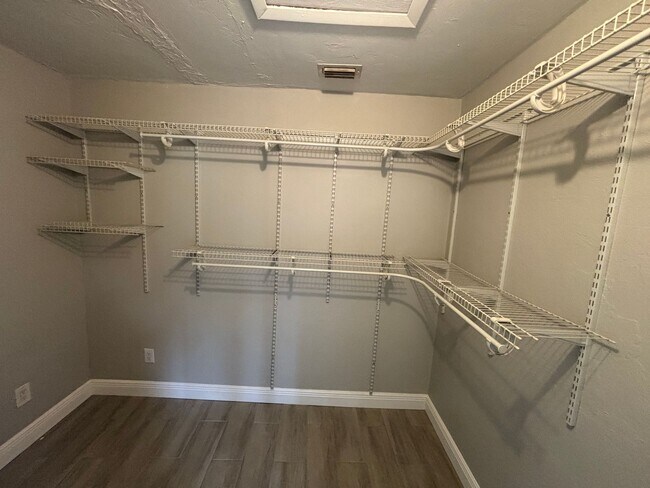 Building Photo - Newly renovated, WOW this will rent quick!