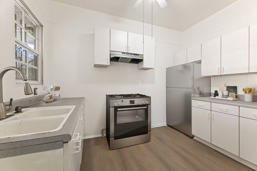 Building Photo - 6250 S Van Ness Ave