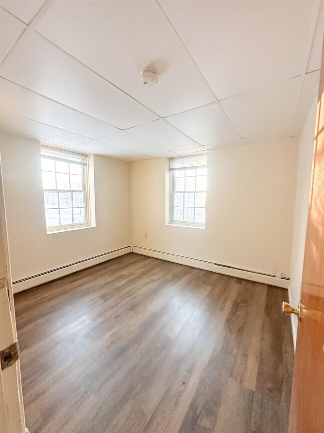 Building Photo - 324 Main St