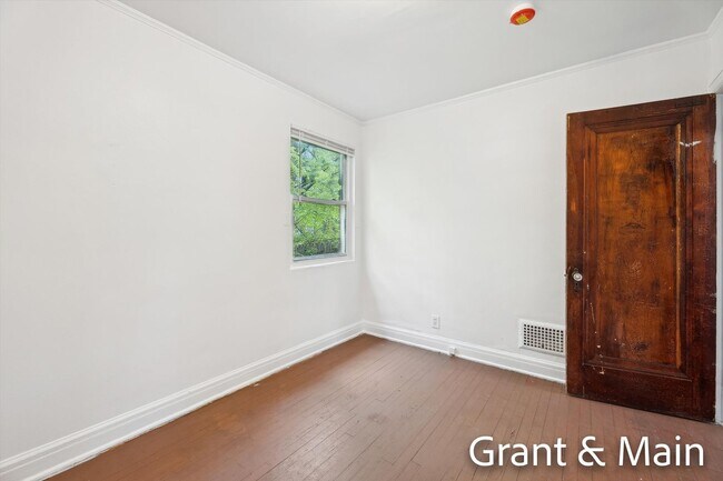 Building Photo - $1250 3 bedroom bungalow