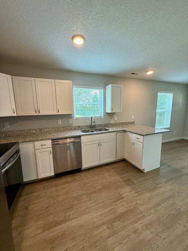 Building Photo - Knoxville 37921 - 2 bedroom 1.5 bath - cal...