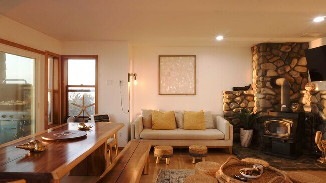 Building Photo - 19118 Soundview Dr NW