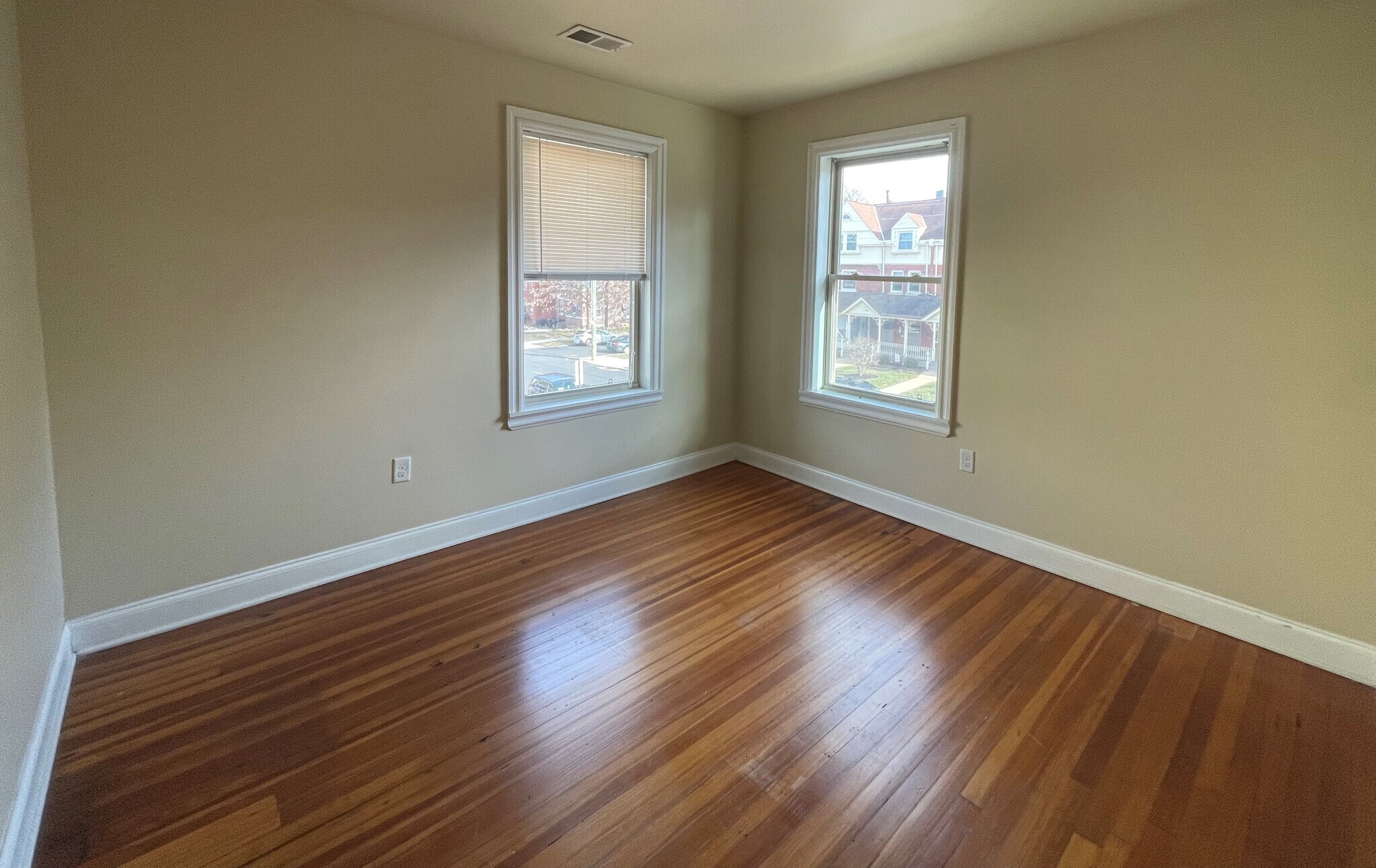 large, bright master suite - 1501 N Broom St