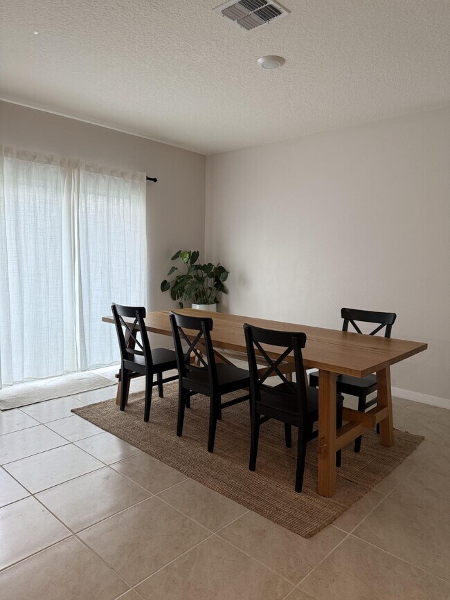 Building Photo - Large 4 Bedroom/2.5 Bathroom Home in Thompson Grove