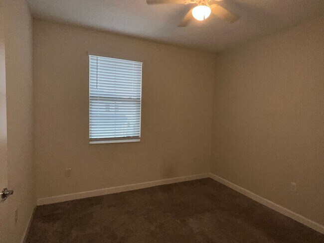 Building Photo - 3 bed 2.5 bath townhouse for rent