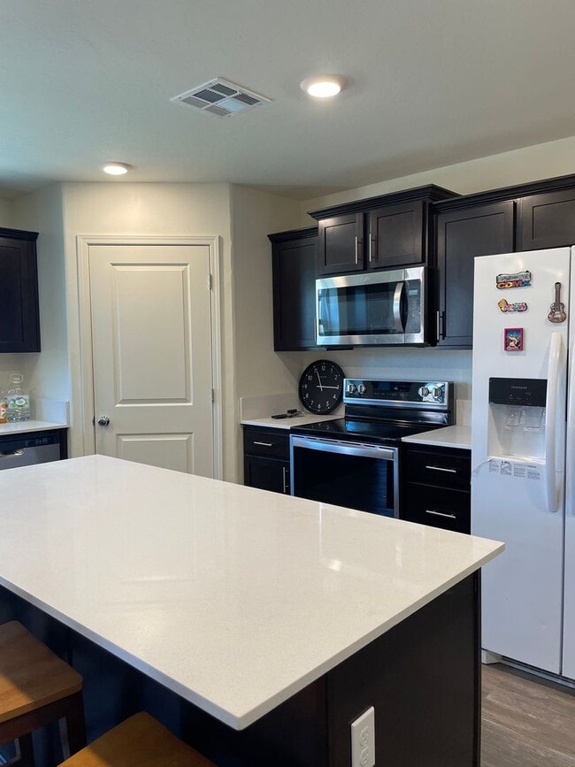 Building Photo - Beautiful 4-Bedroom, 2.5-Bathroom Two-Stor...