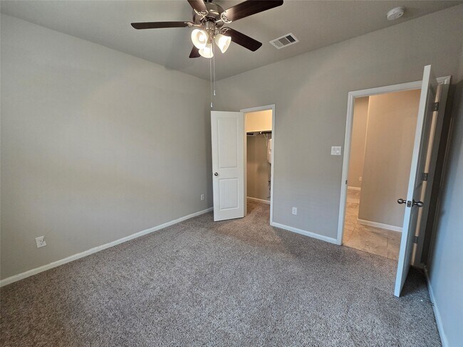 Building Photo - 511 Yellow Bullhead Ct