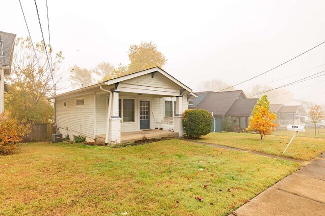 Building Photo - **APPLICATIONS PENDING**  Charming East Nashville Bungalow for Lease!