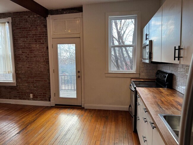 Building Photo - 3020 Cherokee St