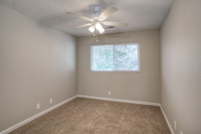 Building Photo - Greenwood Estates has an Excellent 2 Bedroom, 1.5 Bath Townhouse with a Backyard and Garage!