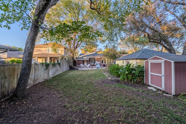 Building Photo - Updated Historically Charming Bungalow walking distance to Greenville Ave