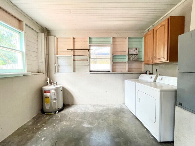 Building Photo - 1100 Aragon Ave