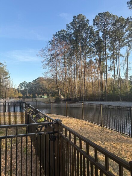 Building Photo - 102 Twin Rivers Dr