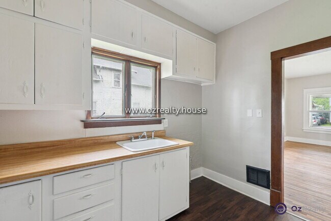 Building Photo - 2027 Berkshire Pl