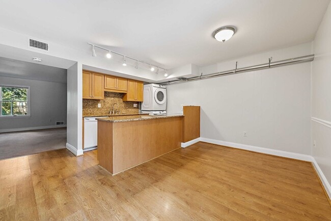 Building Photo - Ready Now! 3 bedroom Townhouse in Annapolis!