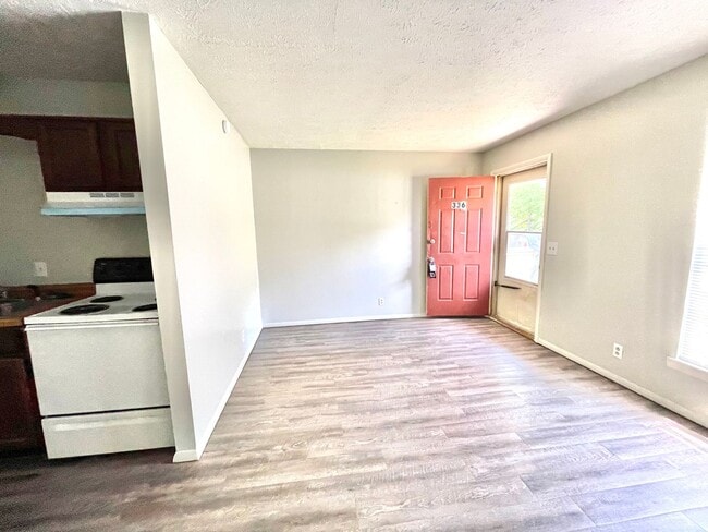 Building Photo - Renovated 1 Bedroom / 1 Bathroom in Madiso...