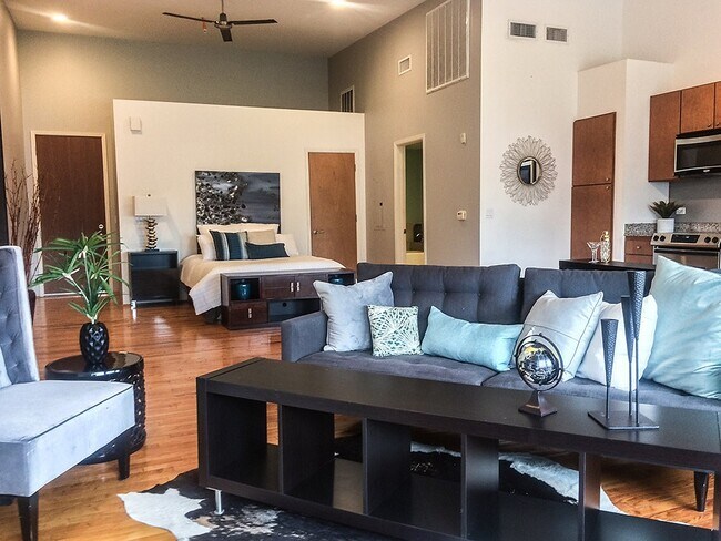 Building Photo - 1312 Live Oak St