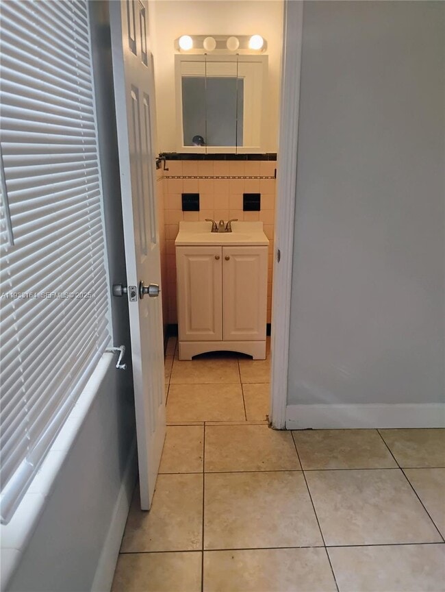 Building Photo - 242 SE Park St