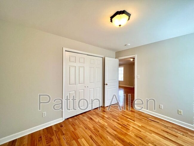 Building Photo - 430 Riverview Dr