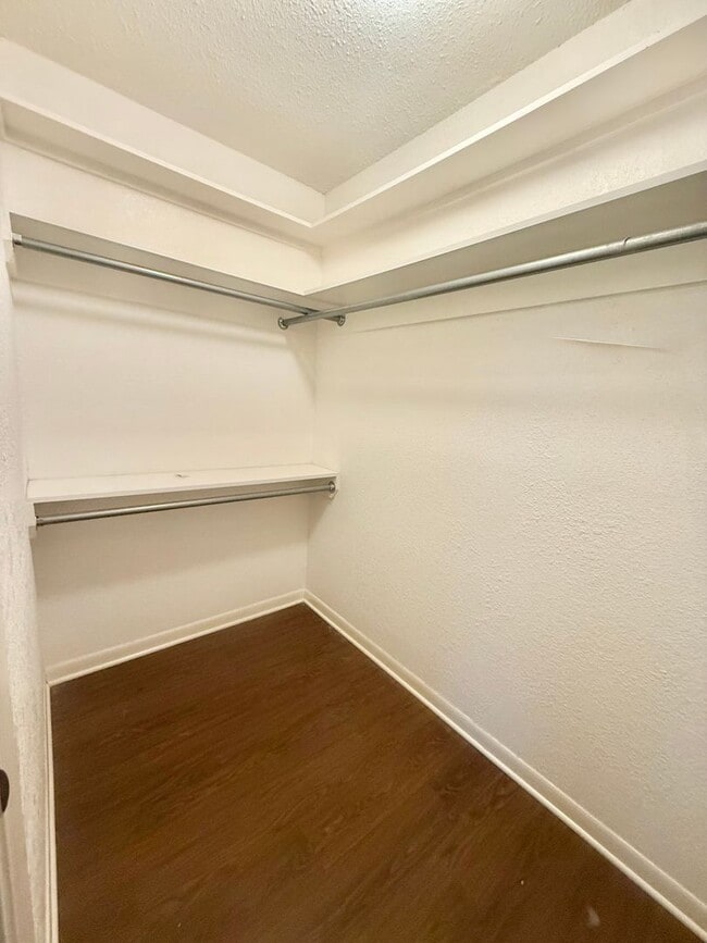 Building Photo - Spacious 2-bed/2-bath!