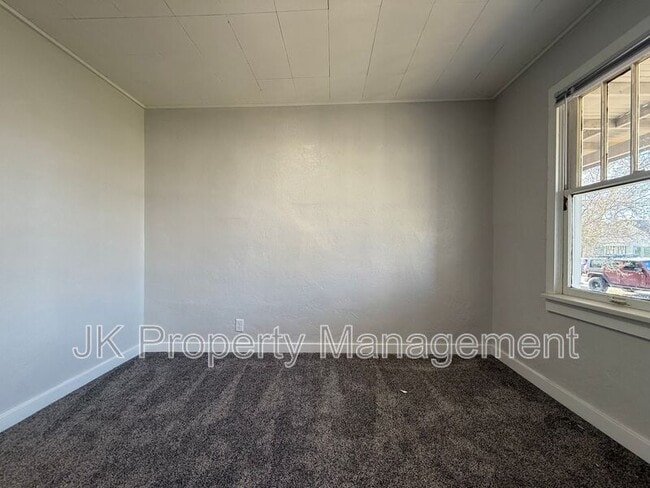 Building Photo - 1018 8th Ave S