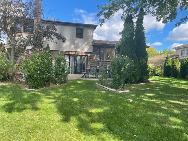 Building Photo - 1925 E Waverly Ln