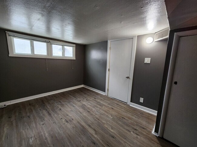 Building Photo - F99if500 (Duplex) ***