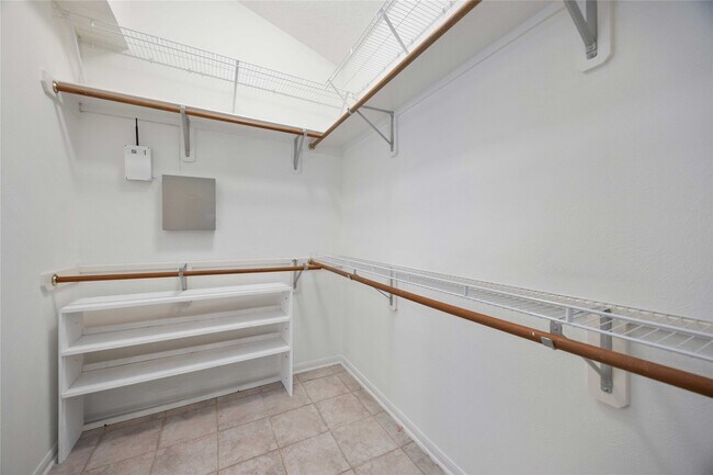 Building Photo - 8615 Saratoga Dr