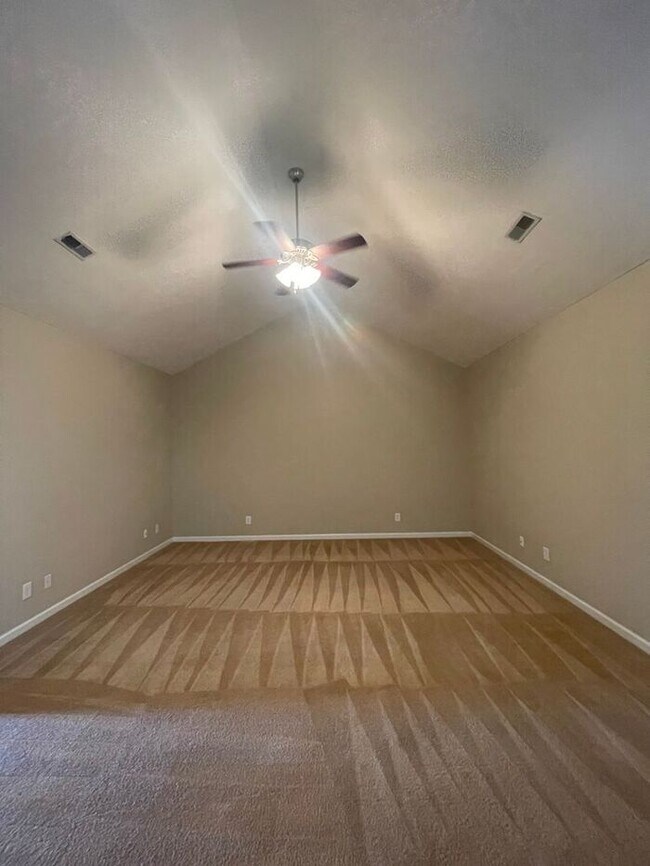 Building Photo - 2 bed, 2 bath, 2 car garage ranch style townhouse in N. Knoxville