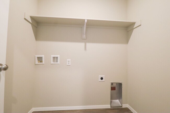 Building Photo - Stunning New Construction Home 4 Bed 2 Bath in Bixby!