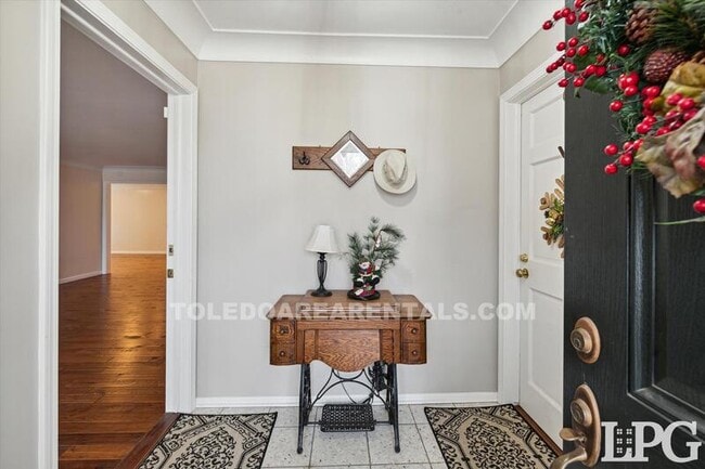 Building Photo - 3835 Hillandale Rd