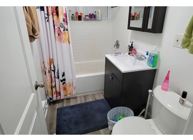 Building Photo - 732 W Roscoe St