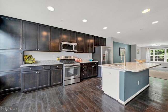 Building Photo - 713 English Ivy Way