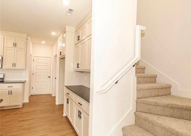 Building Photo - 841 Round Top St