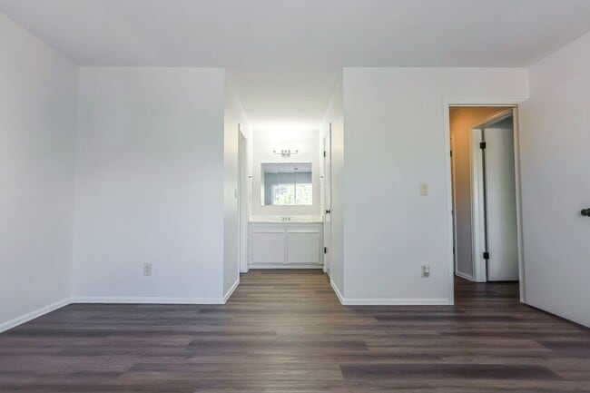 Building Photo - 3 BEd CONDO, NO DEPOSIT AND WATER INCLUDED...