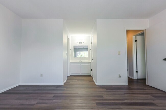 Building Photo - 3 BED CONDO,  WATER INCLUDED IN RENT