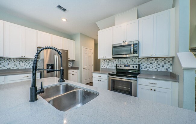 Building Photo - Large 3/3/2 Townhome Carrollwood