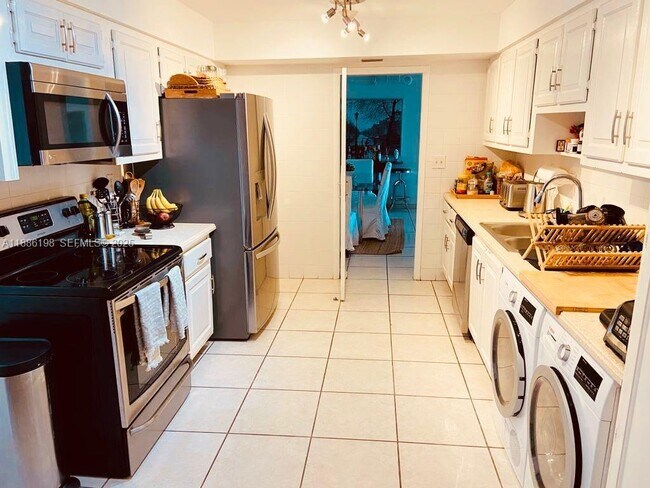 Building Photo - 1121 Crandon Blvd