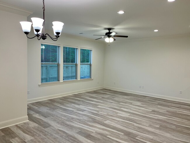 Building Photo - MOVE IN SPECIAL - 1/2 OFF 1st Month Rent!!...