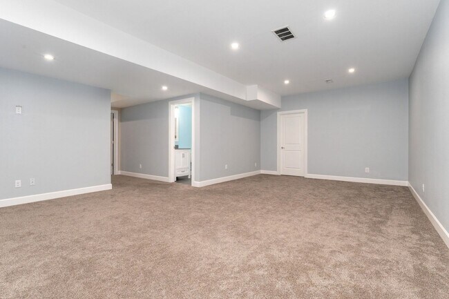 Building Photo - Evolve Real Estate: Evolve Real Estate: Meticulous Executive 4 Bedroom Plus Den Plus Finished Bas...