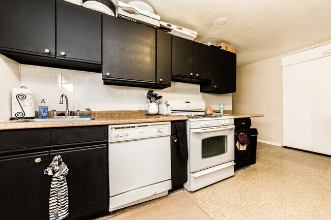 Building Photo - 1028 E Warrington Ave