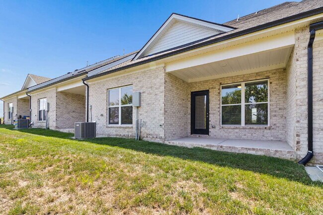 Building Photo - "Charming 3-Bed Townhouse Retreat with 2.5 Baths in Hendersonville's Heart!"