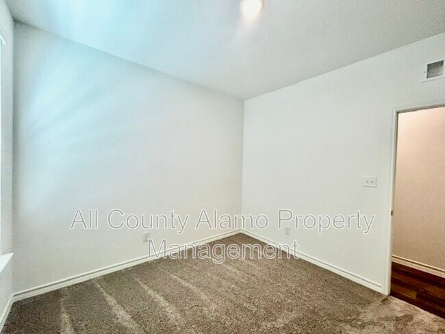 Building Photo - 4153 Bermuda Ln