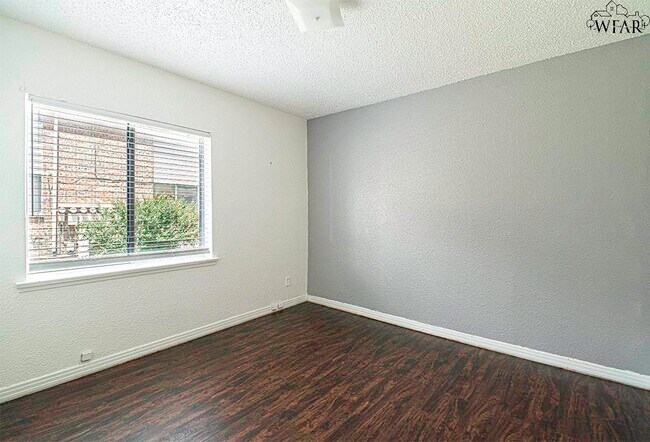 Building Photo - 2104 Virginia Dr