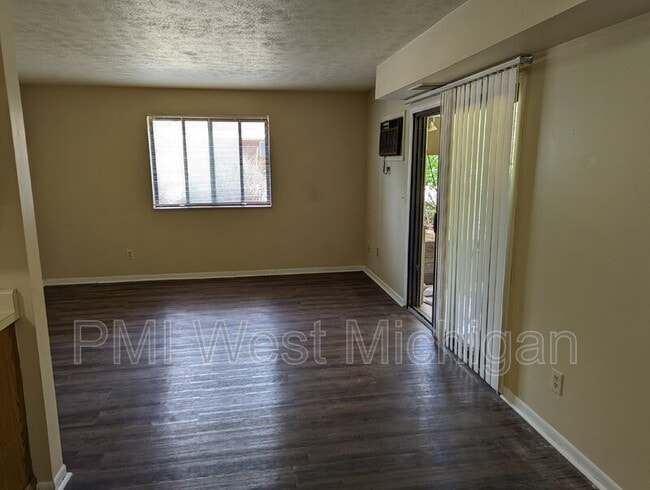 Building Photo - 6087 In the Pines Dr SE