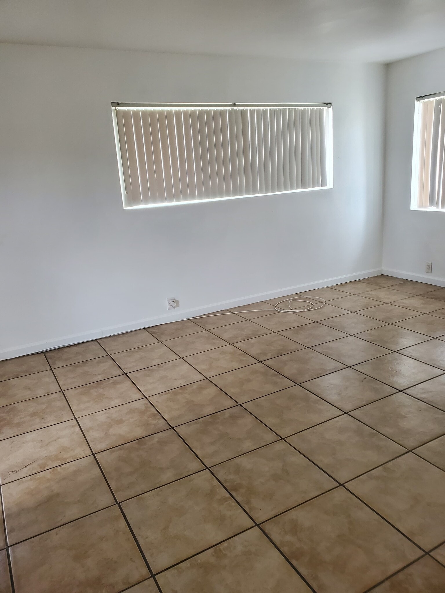 Building Photo - 419 W Ramona Dr