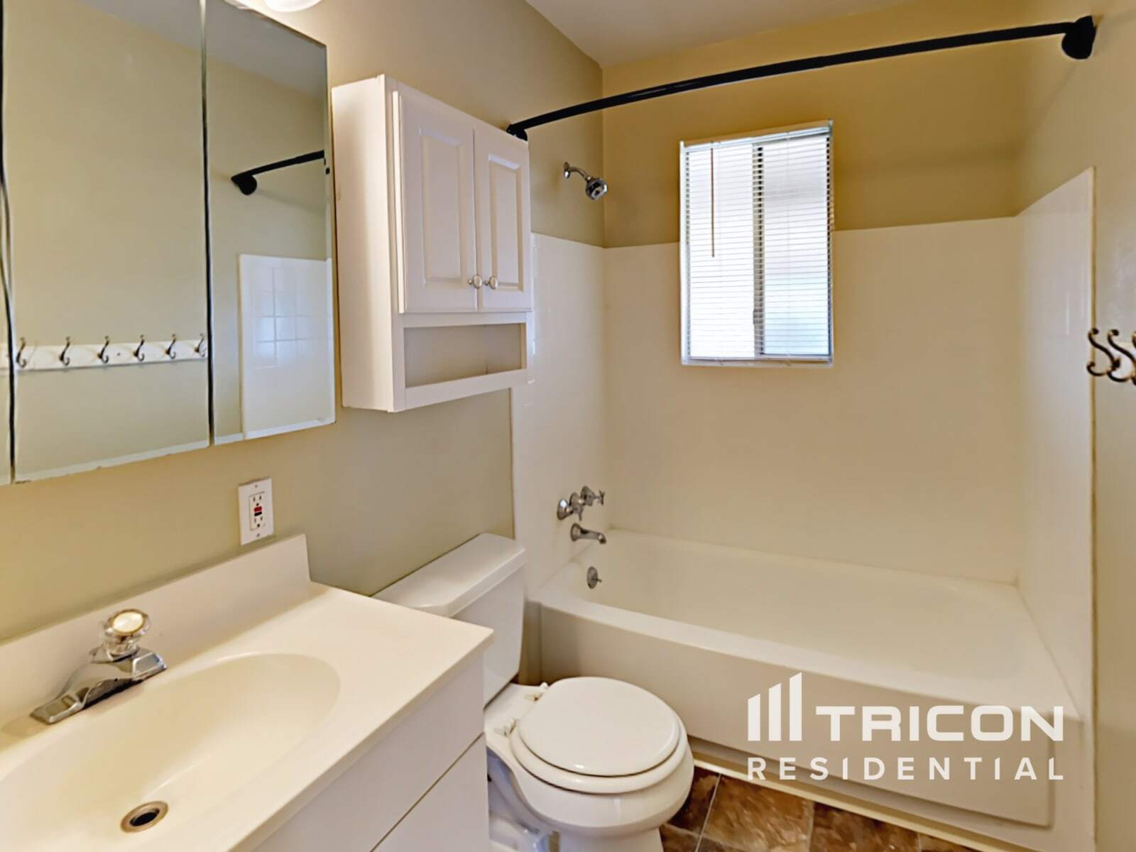 Building Photo - 1355 Royal Dr