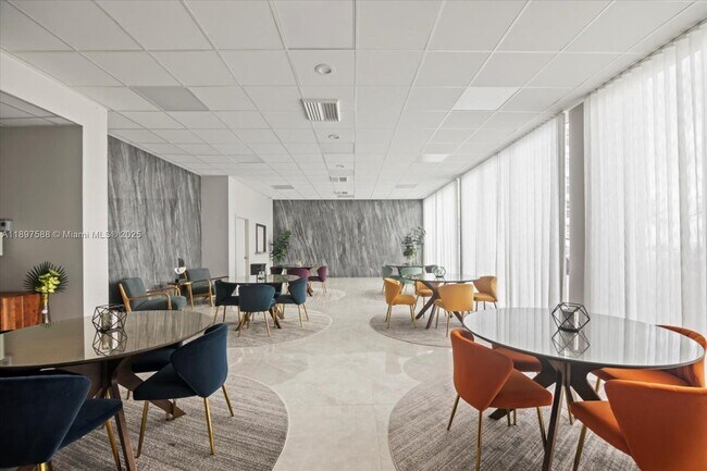 Building Photo - 3140 S Ocean Dr